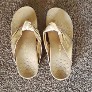 Vionic Pippa twist rose gold size 8